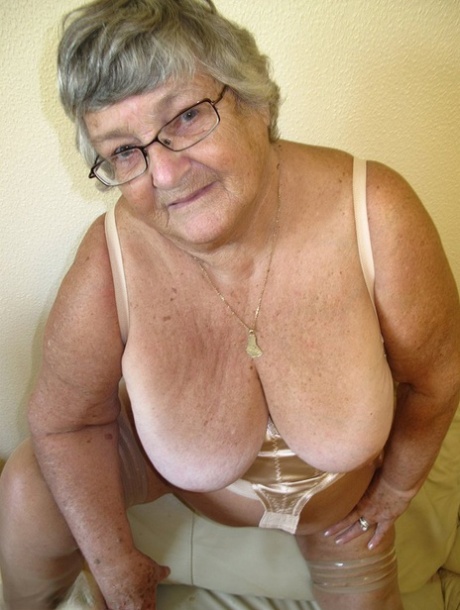 hot bestemor naken gratis img