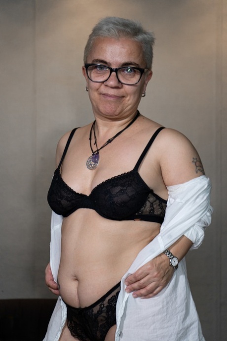 eldre kvinner bruker unge svarte gutter som sexslaver kunstporno bilde